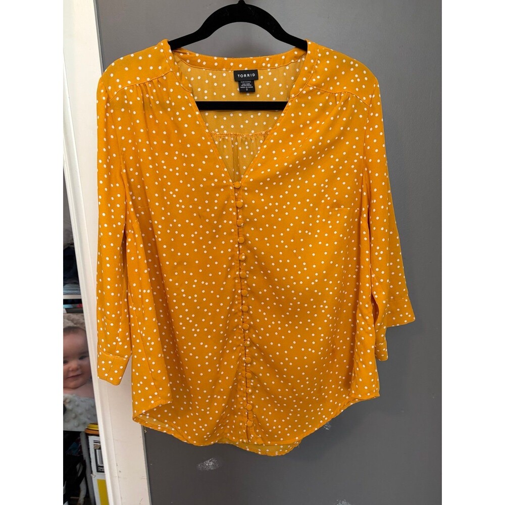 Torrid size 0 yellow polka dot button up blouse top